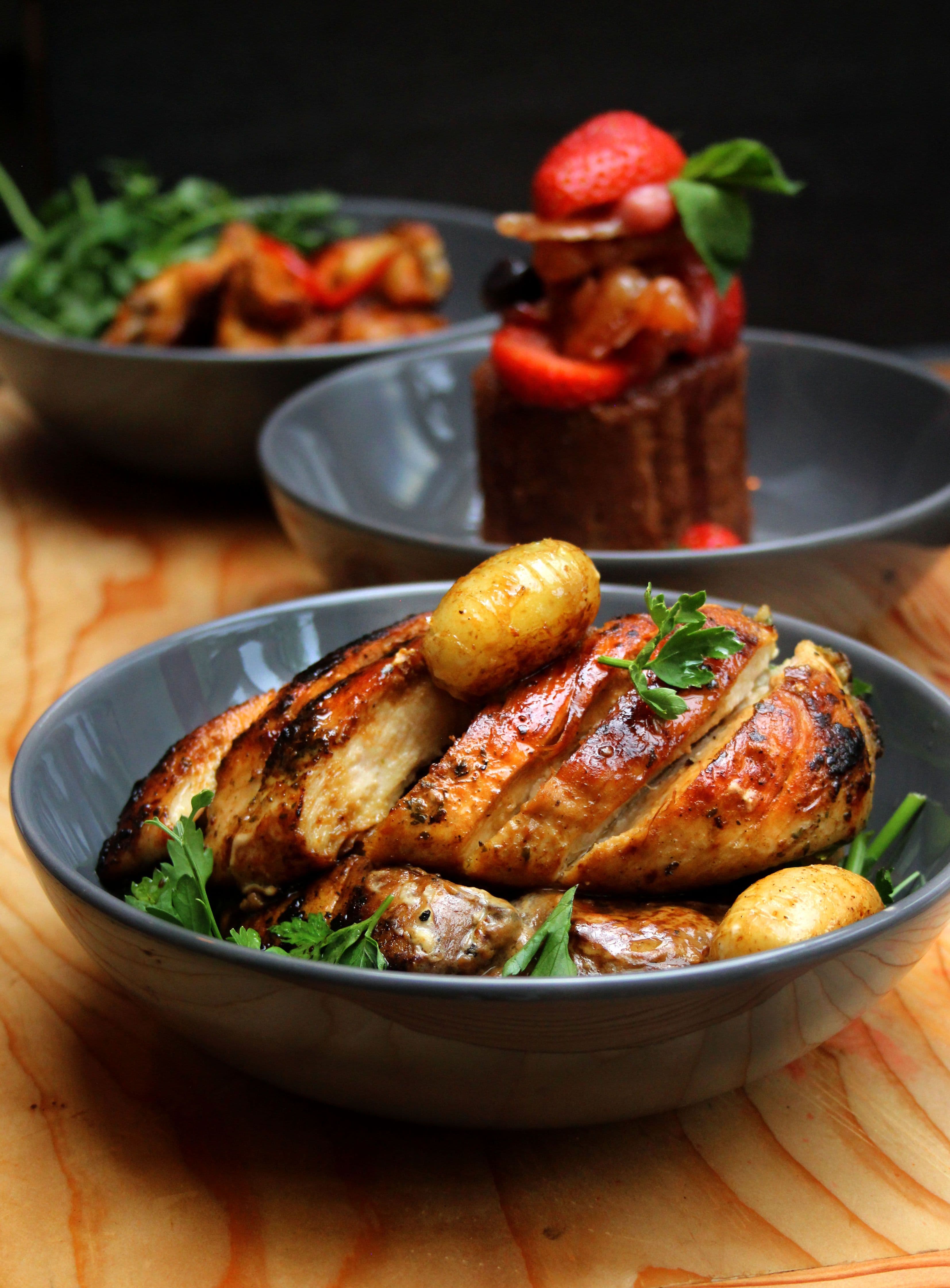 Cuartos traseros de pollo con ensalada
