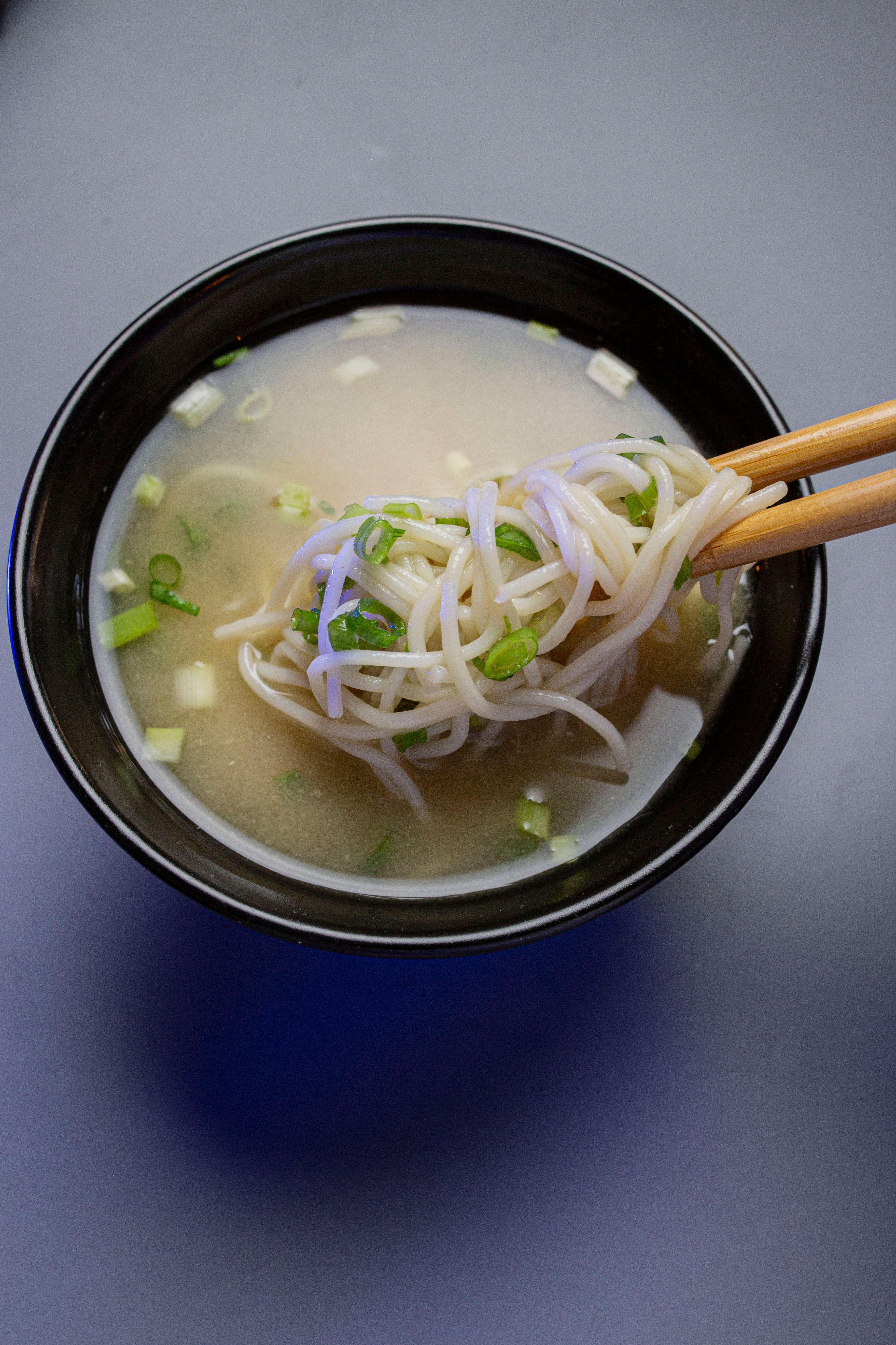 Sopa de miso con fideos y edamame