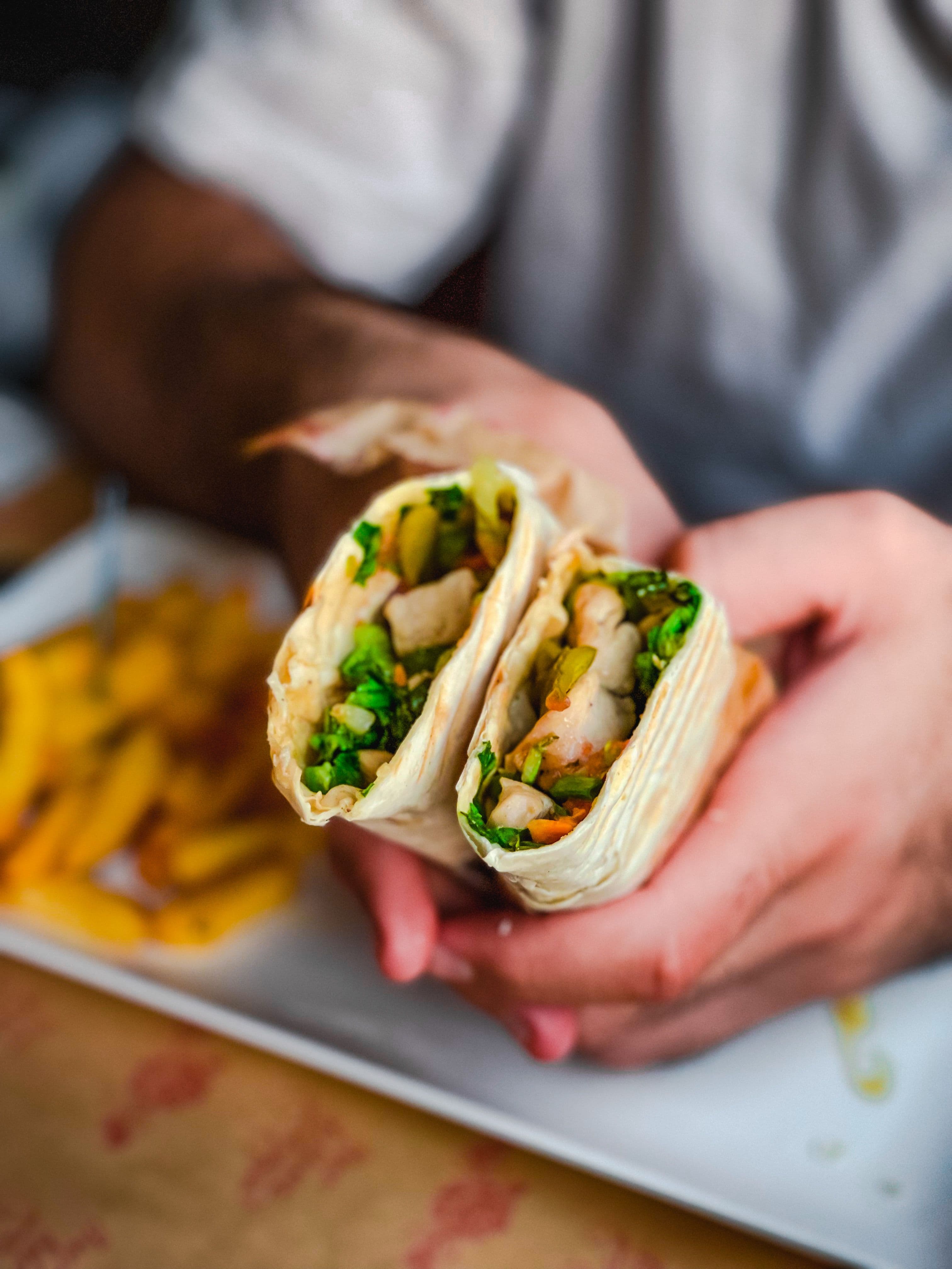 Tacos de cogollos con pollo salteado